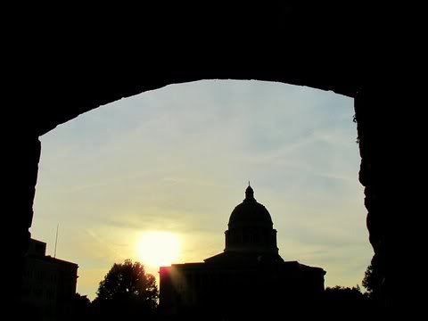 state capitol bldng throu arch jfrsn city 290511