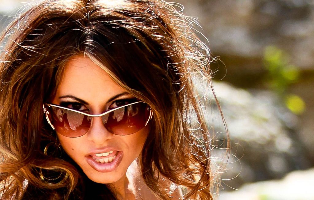 IMAGE: http://i1142.photobucket.com/albums/n605/HollywoodGT/Glamour-Portrait/HTLSS1of1-10.jpg