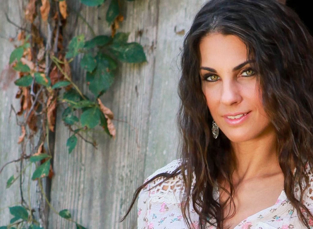 IMAGE: http://i1142.photobucket.com/albums/n605/HollywoodGT/Glamour-Portrait/HTLSS1of1-2.jpg