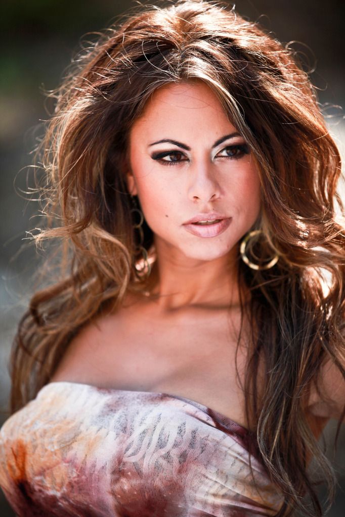 IMAGE: http://i1142.photobucket.com/albums/n605/HollywoodGT/Glamour-Portrait/HTLSS1of1-5.jpg