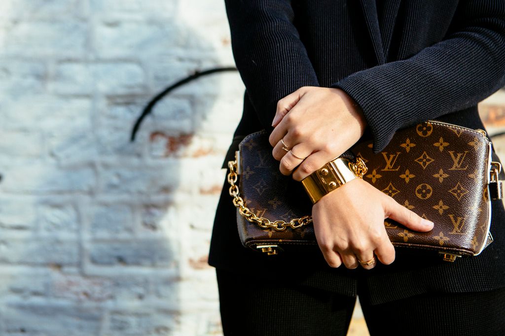 louis vuitton lockit clutch