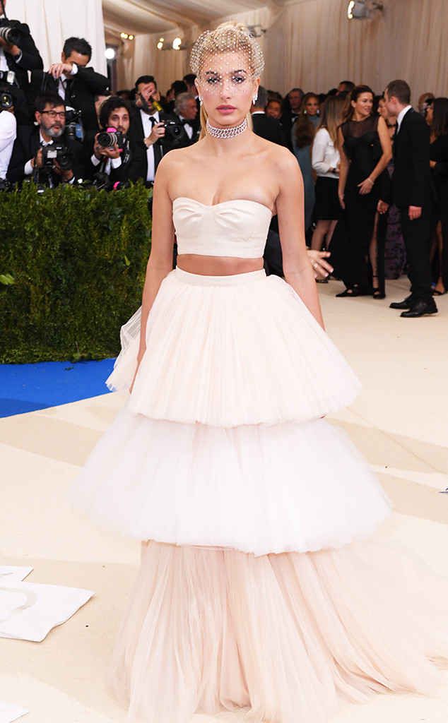  photo Hailey Baldwin in Carolina Herrera.jpg