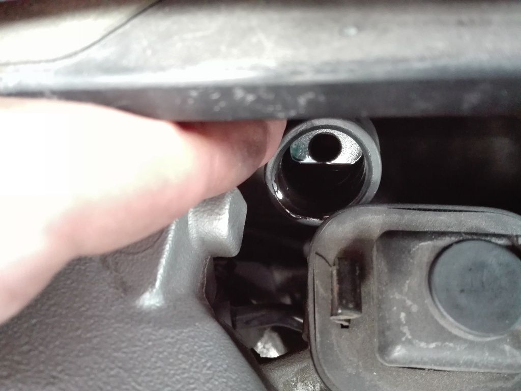 Oil consumption PCV valve, oil separator or simply overfilling? Ford