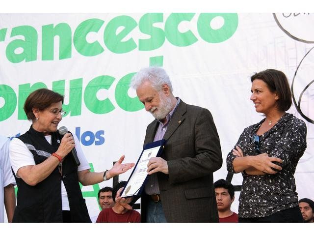 Alcaldesa de Lima Susana Villarán distinguió a reconocido dibujante e investigador italiano Francesco Tonucci. Alcaldesa de Lima Susana Villarán distinguió a reconocido dibujante e investigador italiano Francesco Tonucci.