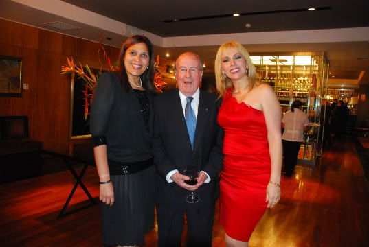 Elías Mendoza Habersperger, Vice Presidente del CBC,  rodeado de su esposa Dalila Sturmer y Jessica Dulanto