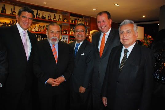 Junto a la barra Oswaldo Hundskopf, Raúl Vargas, Carlos Velasco, Natale Amprimo y Marcial Ayaypoma