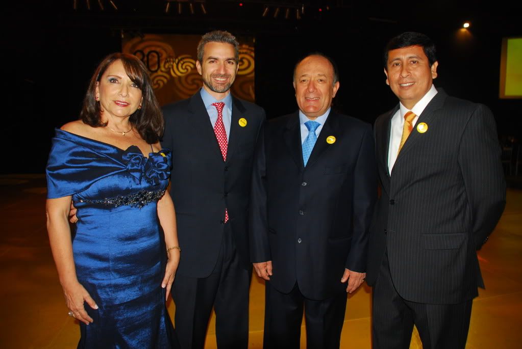 Paulina Novoa, Gerente Corporativo de RRHH, Guillermo Ruíz, CEO LATAM Luis Fischer, Country Manager,Jorge Robinet, Gerente Corporativo de Finanzas. Prosegur celebró merecidamente su 30° aniversario, con una gran fiesta en las instalaciones del Hipódromo de Monterrico, donde se congregó una multitud de trabajadores y clientes de esta empresa líder en seguridad en el país.