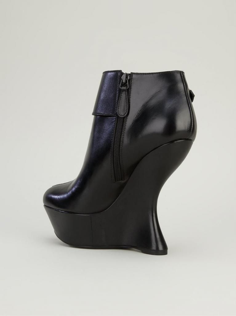  photo alexander-mcqueen-black-curved-heel-leather-ankle-boots11_zpscdccaa36.jpg